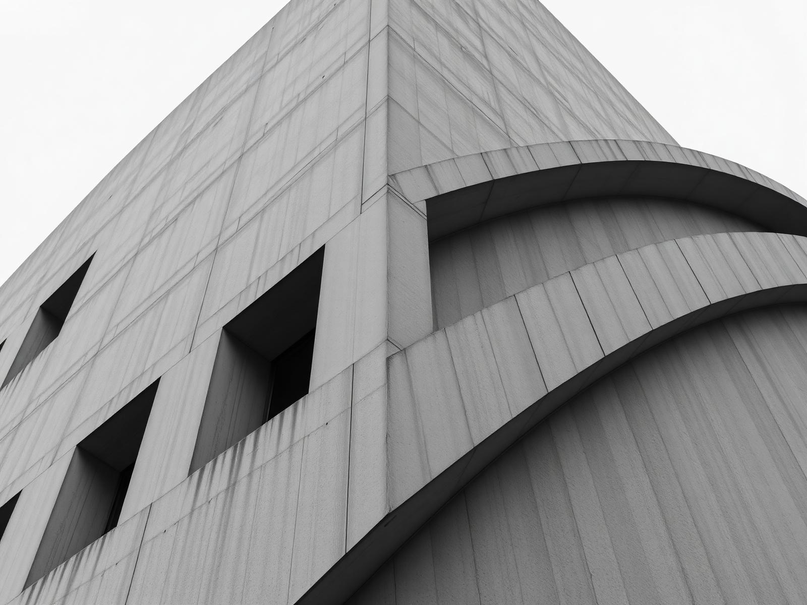 Fachada de concreto aparente con geometría arquitectónica